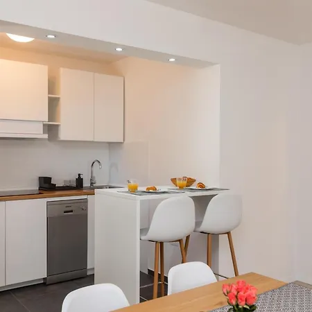 Two Flowers Luxury Apartment