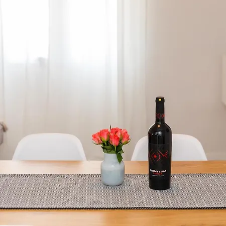 Two Flowers Luxury Apartment