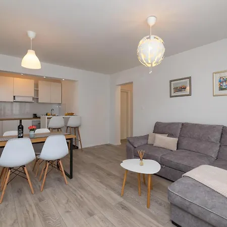 Two Flowers Luxury Apartment
