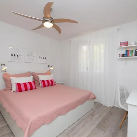 Two Flowers Luxury Apartment *