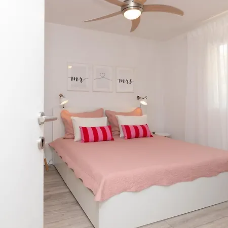 Two Flowers Luxury Apartment *