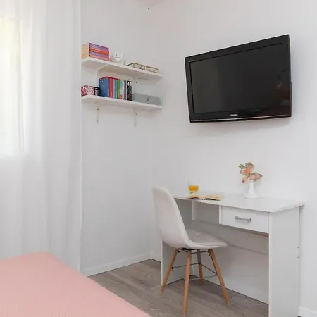 Two Flowers Luxury Apartment
